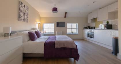 HEREFORD CITY CENTRE – Apartment 10: Modern 1-Bed in City Centre, Sleeps 2