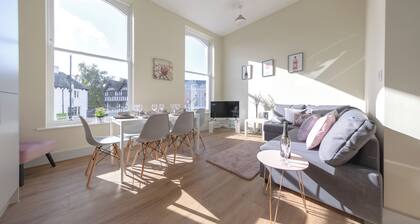 HEREFORD CITY CENTRE – Apartment 1: Modern 2-Bed in City Centre, Sleeps 6