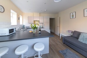 Private kitchen - HEREFORD CITY CENTRE – Apartment 4: Modern 1-Bed in City Centre, Sleeps 4 (Hereford)
