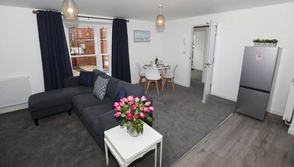Smart TV - EXMOUTH, DEVON - Apt 1, Strand House: 2 Bed, Central Location, Sleeps 4 (Exmouth)