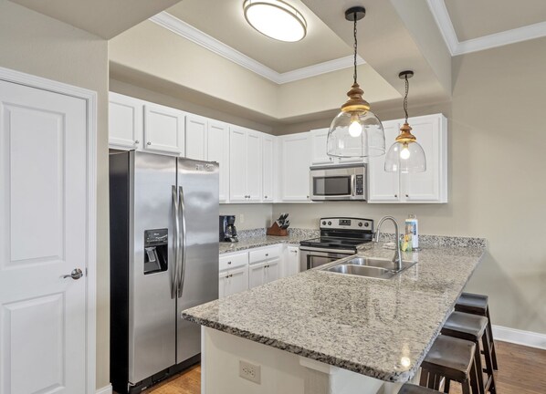 Refrigerador, microondas, horno y parrilla de estufa 