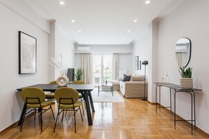 Apartamento Deluxe, 2 habitaciones | Zona de estar | Smart TV de 43 pulgadas con canales digitales, una televisión
