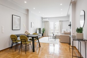 Apartamento Deluxe, 2 habitaciones | Zona de estar | Smart TV de 43 pulgadas con canales digitales, una televisión