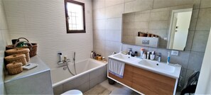 Sèche-cheveux, serviettes fournies