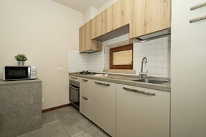 Jääkaappi, mikroaaltouuni, uuni, astianpesukone