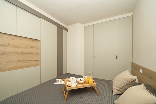 1 slaapkamer, een strijkplank/strijkijzer, gratis wifi, beddengoed