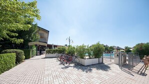A paved walkway leading to a building with a sign reading "BAR-RISTORANTE-PIZZERIA". - Lauri 0/18 by Wonderful Italy (Desenzano del Garda)
