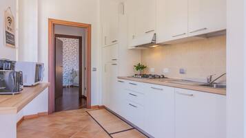 Een koelkast, een magnetron, een vaatwasser