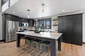 Fridge, microwave, oven, stovetop - Original LUXURY On Mountain Time cabin-Powderhouse Pass-Private Hot Tub, scenic views, cozy comfort (Lead)