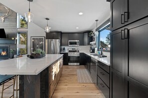 Fridge, microwave, oven, stovetop - Original LUXURY On Mountain Time cabin-Powderhouse Pass-Private Hot Tub, scenic views, cozy comfort (Lead)