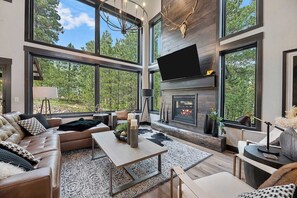 Smart TV, chimenea y videojuegos