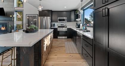 Original LUXURY On Mountain Time cabin-Powderhouse Pass-Private Hot Tub, scenic views, cozy comfort