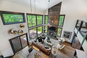 Smart TV, fireplace, video games - Original LUXURY On Mountain Time cabin-Powderhouse Pass-Private Hot Tub, scenic views, cozy comfort (Lead)