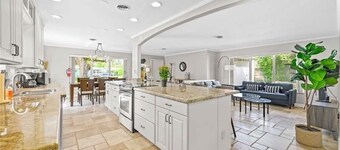 Home w/pool by PMI unit 332