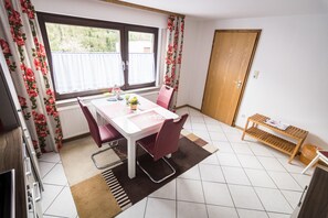 Dining - Richards im Haus Kallin ground floor apartment with terrace near the forest, hiking trails (Idar-Oberstein)