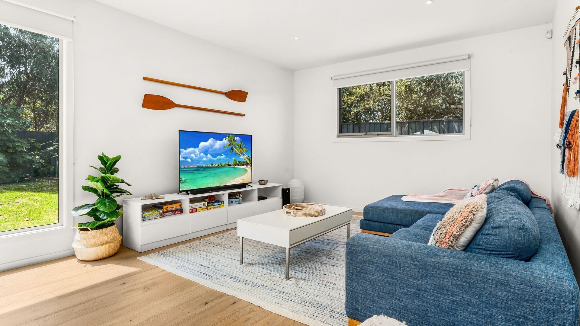 Télévision, cheminée, lecteur de DVD, table de tennis de table