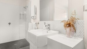 Baignoire, sèche-cheveux