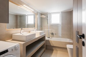 Deluxe-Apartment | Badezimmer | Badewanne und Dusche (separat), kostenlose Toilettenartikel