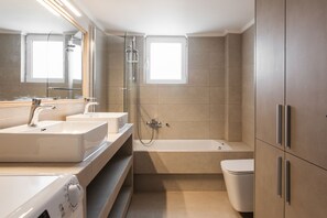 Deluxe Apartment | Bathroom | Separate tub and shower, free toiletries, hair dryer, towels