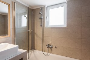 Deluxe-huoneisto | Kylpyhuone | Erillinen kylpyamme ja suihku, ilmaiset hygieniatuotteet