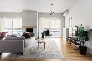 Deluxe-Apartment | Wohnbereich | 43-Zoll-Smart-TV mit Digitalempfang, Fernseher, Netflix
