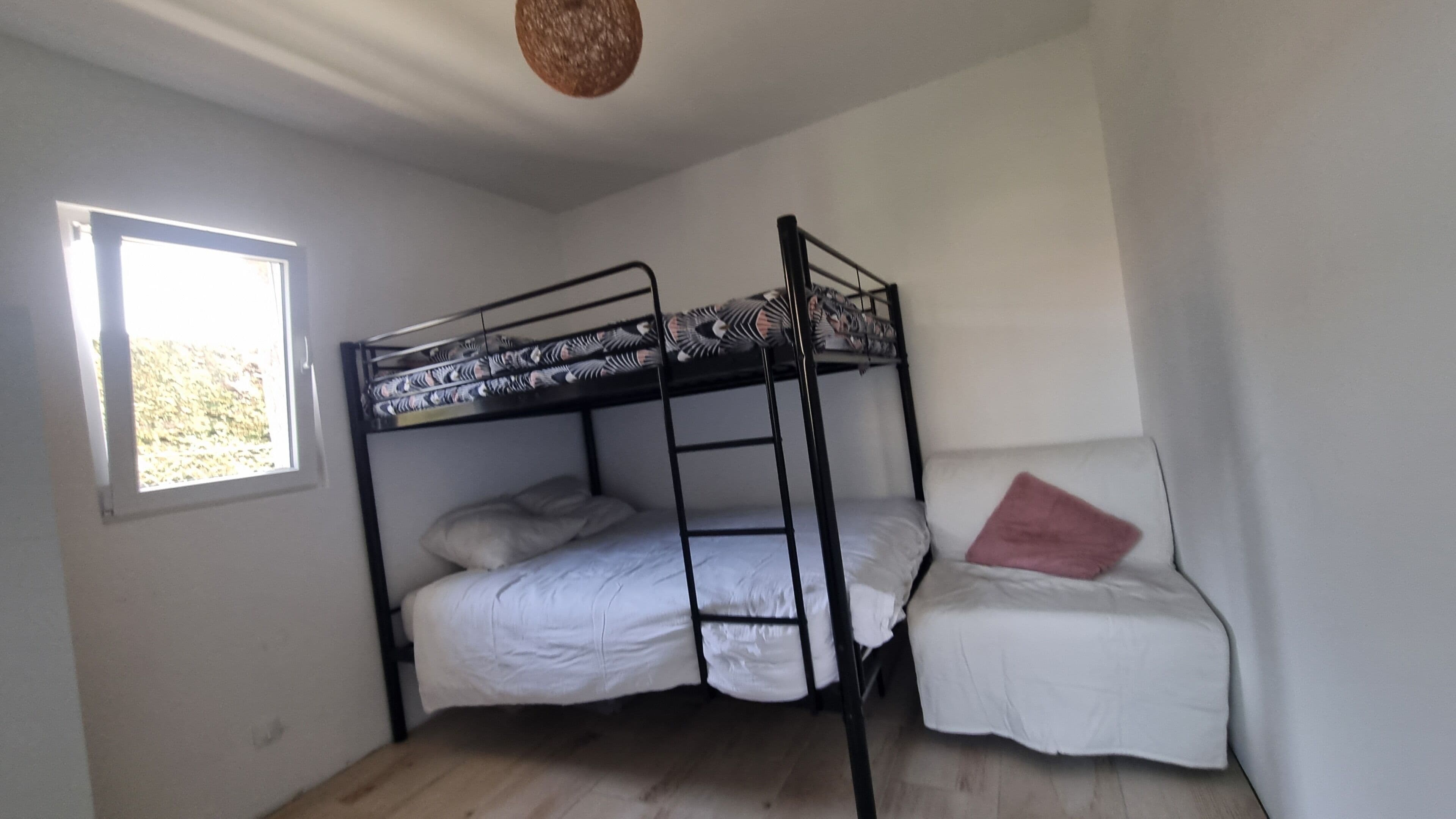 Ropa de cama de alta calidad, decoración personalizada y wifi gratis 