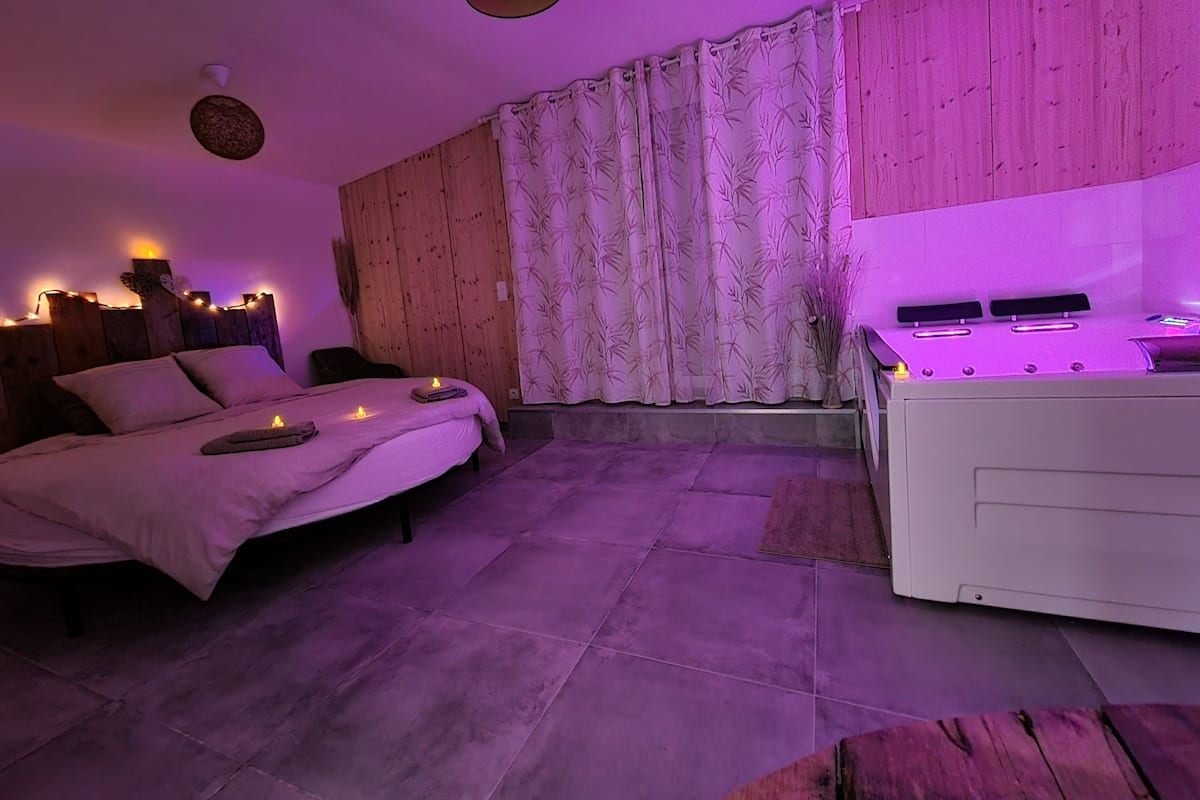 Romantische tweepersoonskamer, 1 kingsize bed, bubbelbad | 2 slaapkamers, luxe beddengoed, individueel gedecoreerd, gratis wifi