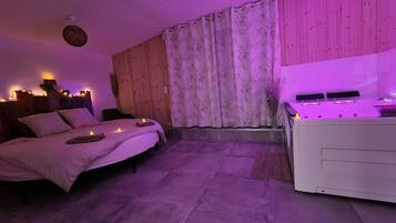 Habitación doble romántica, 1 cama King size, hidromasaje | 2 habitaciones, ropa de cama de alta calidad y decoración personalizada