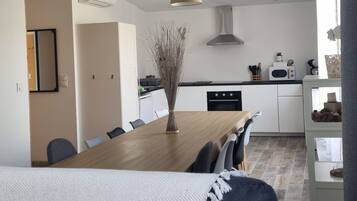 Family House | Living area | 40-cm flat-screen TV with cable channels, TV