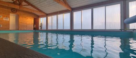 Una piscina cubierta