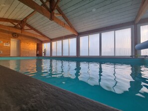 Indoor pool - Le Cocon de Lily (Saint-Savin)