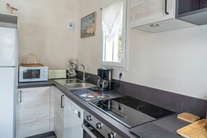 Réfrigérateur, micro-ondes, lave-vaisselle, cafetière/bouilloire