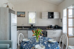 Réfrigérateur, micro-ondes, lave-vaisselle, cafetière/bouilloire