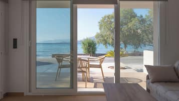 Junior Beach Front Suite Sea View | Terrace/patio