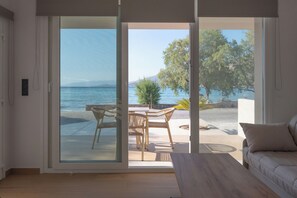 Junior Beach Front Suite Sea View | Terrace/patio - Almiriki Chios Rooms & Apartments  (Chios)