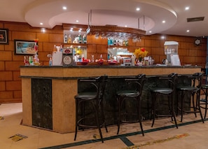2 bars/lounges