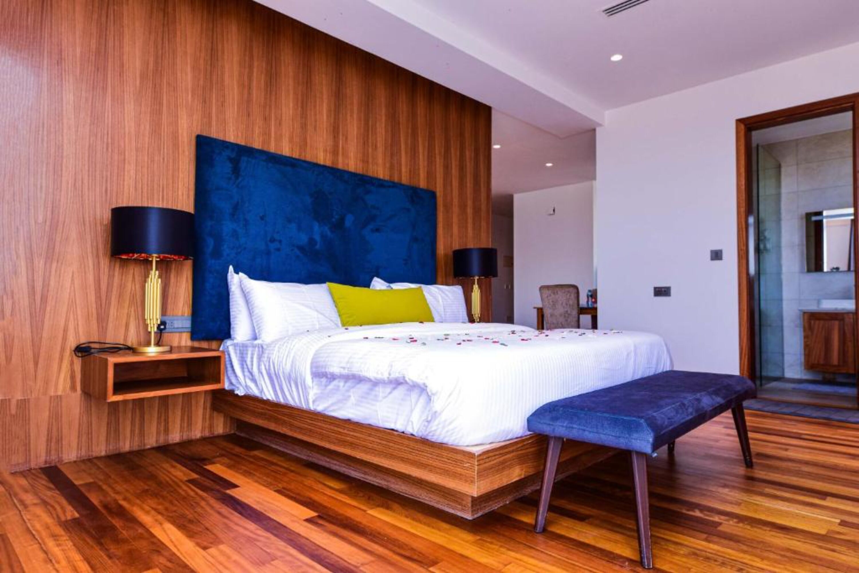 Caja fuerte, tabla de planchar con plancha, wifi gratis y ropa de cama