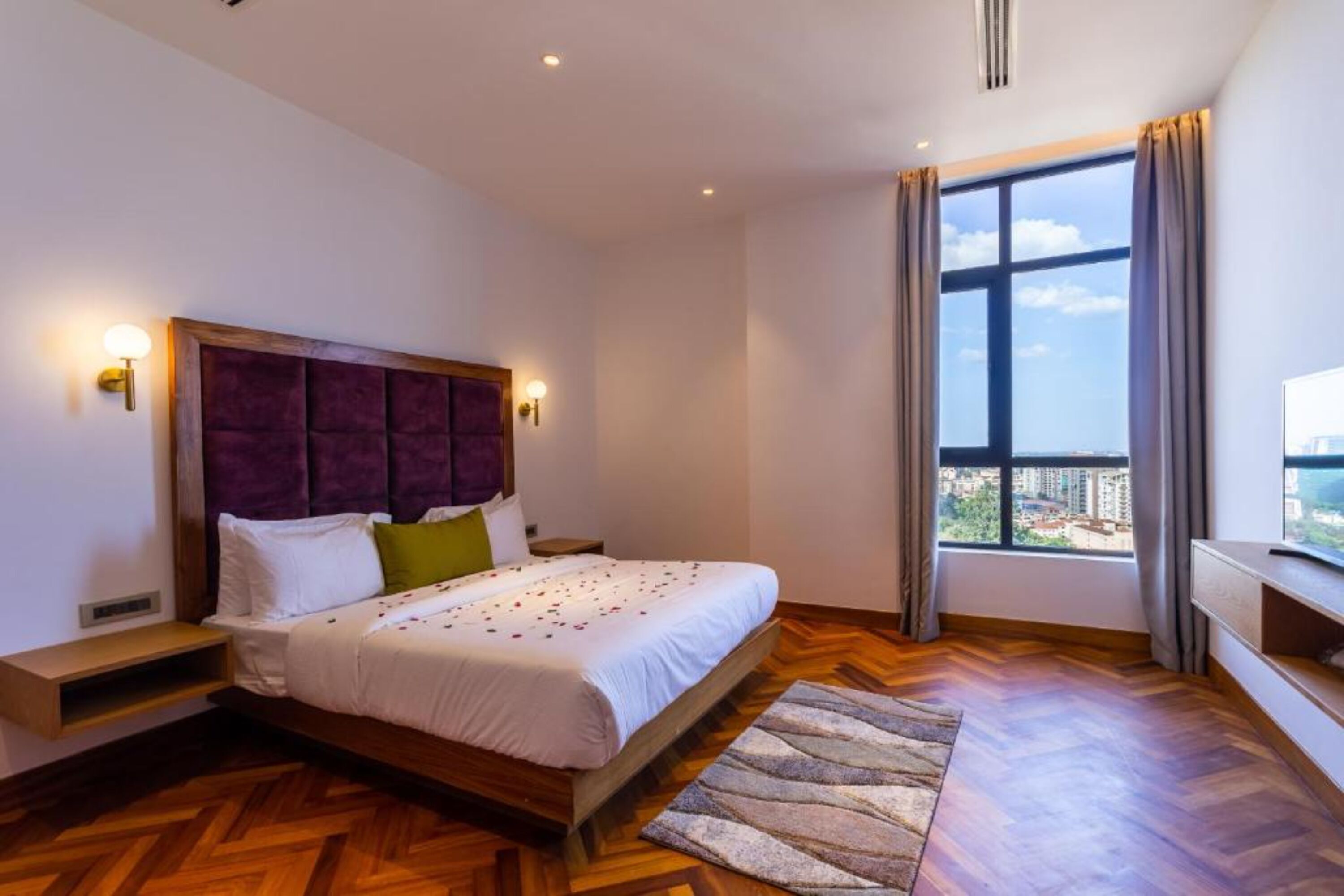 Caja fuerte, tabla de planchar con plancha, wifi gratis y ropa de cama