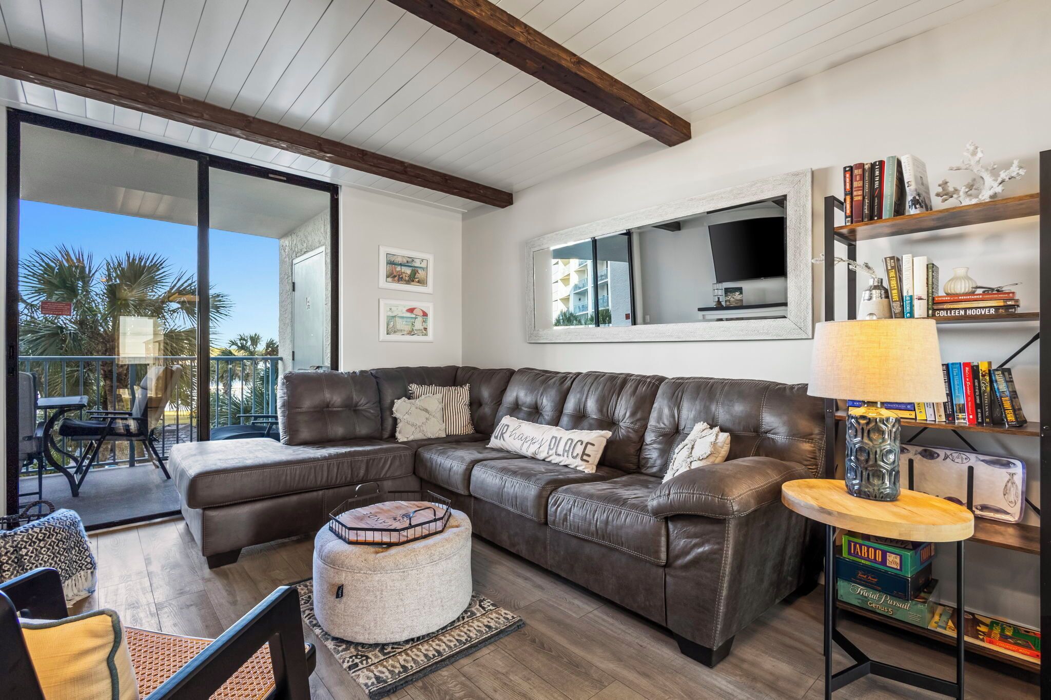 Televisión y chimenea 