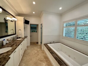 Shower, jetted tub, towels, soap - Coral Gables (Coral Gables)