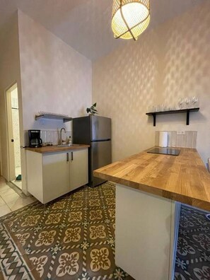 Refrigerador, microondas, parrilla de estufa y cafetera y tetera 