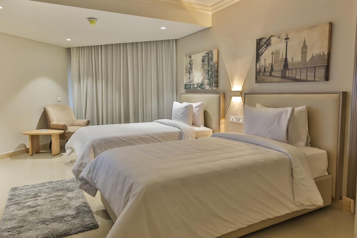 1 habitación, escritorio, cunas y camas extra