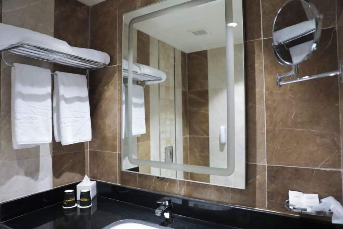 Baño | Secadora de cabello, batas, pantuflas, bidet