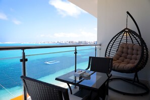 Escritorio, cunas (de pago), camas supletorias y ropa de cama