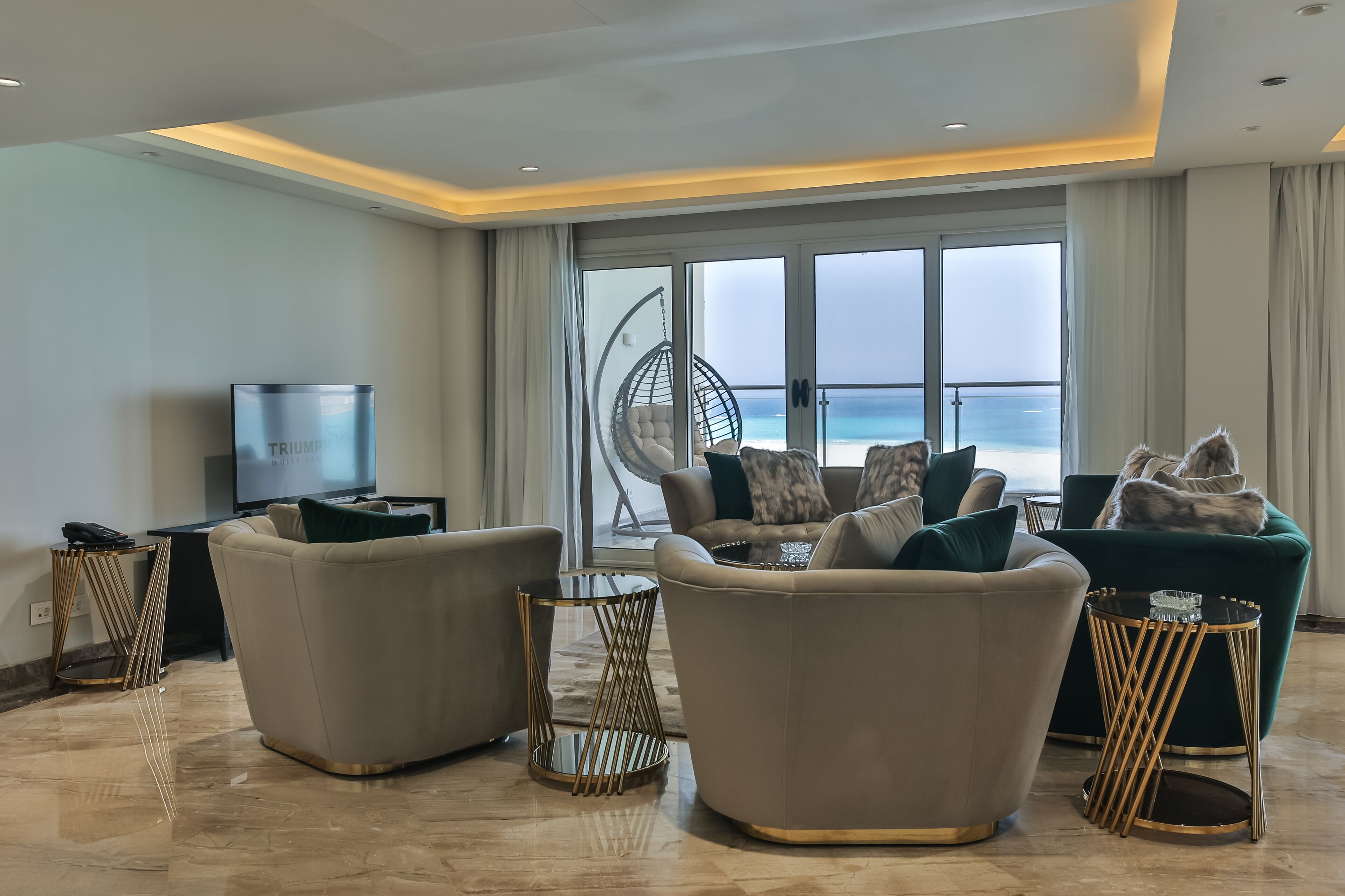 Suite Royal | Zona de estar | Una televisión LCD, una oficina