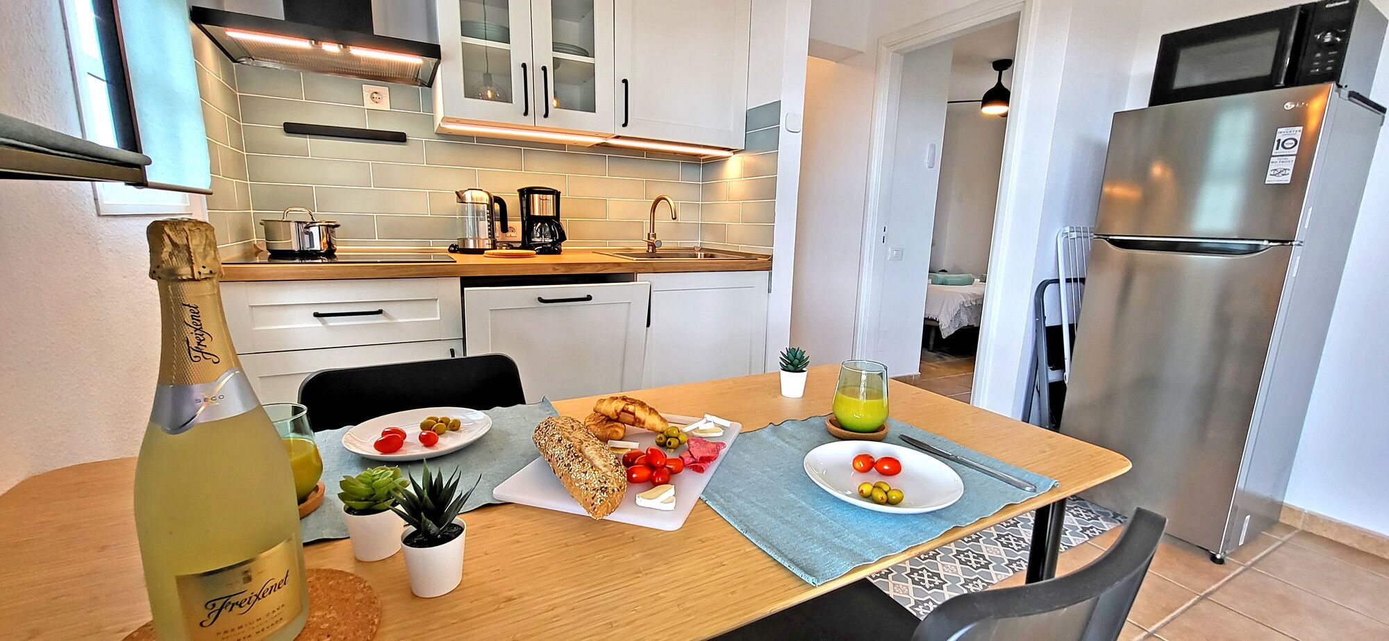 Kühlschrank, Mikrowelle, Herdplatte, Geschirrspüler