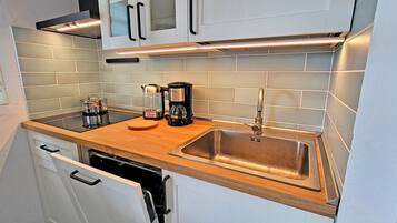 Kühlschrank, Mikrowelle, Herdplatte, Geschirrspüler