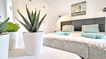 1 habitación, tabla de planchar con plancha y cuna de viaje