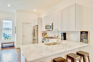 Refrigerador, microondas, horno, placa de cocina