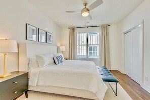 4 bedrooms, iron/ironing board, WiFi, bed sheets - Huge Luxury Brand New Downtown Home w Rooftop Deck (Nashville)